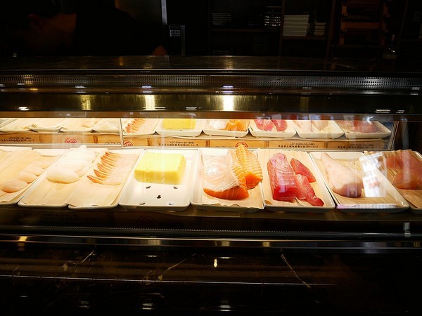 鮨匠手作壽司 -逢甲店：鮨匠手作壽司 (逢甲店)-台中逢甲日式料理  福星公園旁小型居酒屋  食材新鮮且用料豐富  超厚切生魚片能滿足所有生魚片控的胃