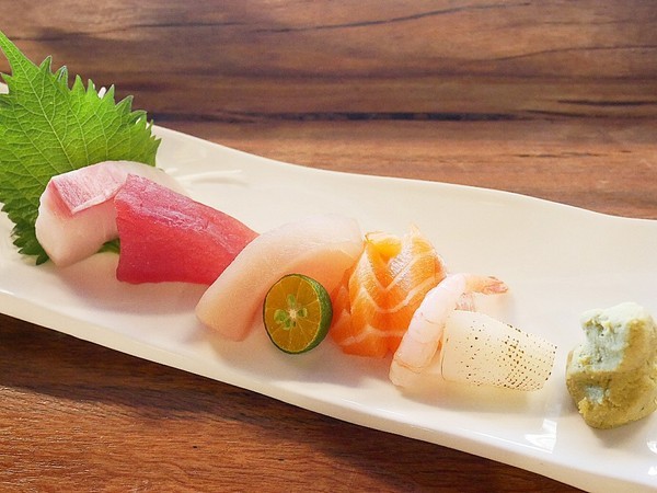 鮨匠手作壽司 -逢甲店：鮨匠手作壽司 (逢甲店)-台中逢甲日式料理  福星公園旁小型居酒屋  食材新鮮且用料豐富  超厚切生魚片能滿足所有生魚片控的胃