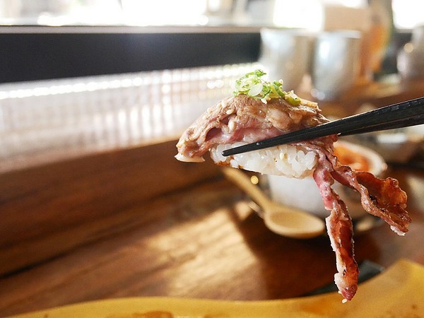 鮨匠手作壽司 -逢甲店：鮨匠手作壽司 (逢甲店)-台中逢甲日式料理  福星公園旁小型居酒屋  食材新鮮且用料豐富  超厚切生魚片能滿足所有生魚片控的胃