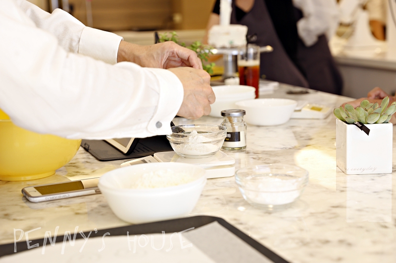 台北週末哪裡去？客自化Café & Play體驗店鋪 - Funsiamo 做蛋糕好玩又好吃。（國父紀念館捷運站1號出口）