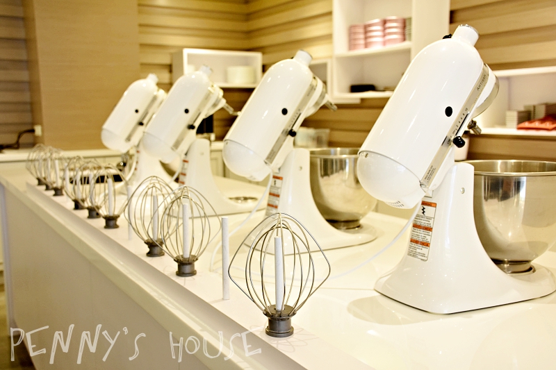 台北週末哪裡去？客自化Café & Play體驗店鋪 - Funsiamo 做蛋糕好玩又好吃。（國父紀念館捷運站1號出口）