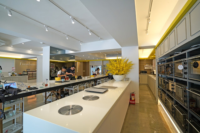 東區甜點親手做 Funsiamo  Café&Play。客自化 Café & Play體驗店鋪。姊妹淘周末玩樂新據點! (近國父紀念館站)