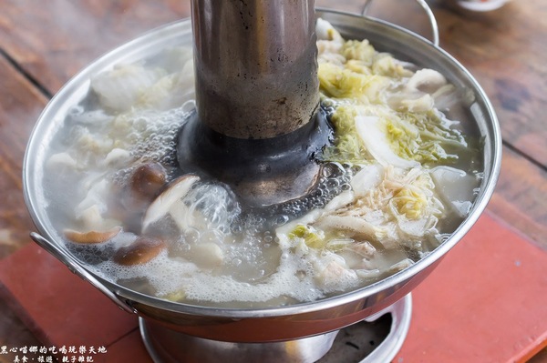 蕭家大院兔子寵物餐廳:屏東︱蕭家大院兔子寵物餐廳 帶著孩子餵兔子、和兔子玩躲貓貓吧!