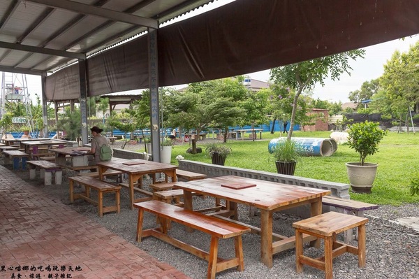 蕭家大院兔子寵物餐廳:屏東︱蕭家大院兔子寵物餐廳 帶著孩子餵兔子、和兔子玩躲貓貓吧!