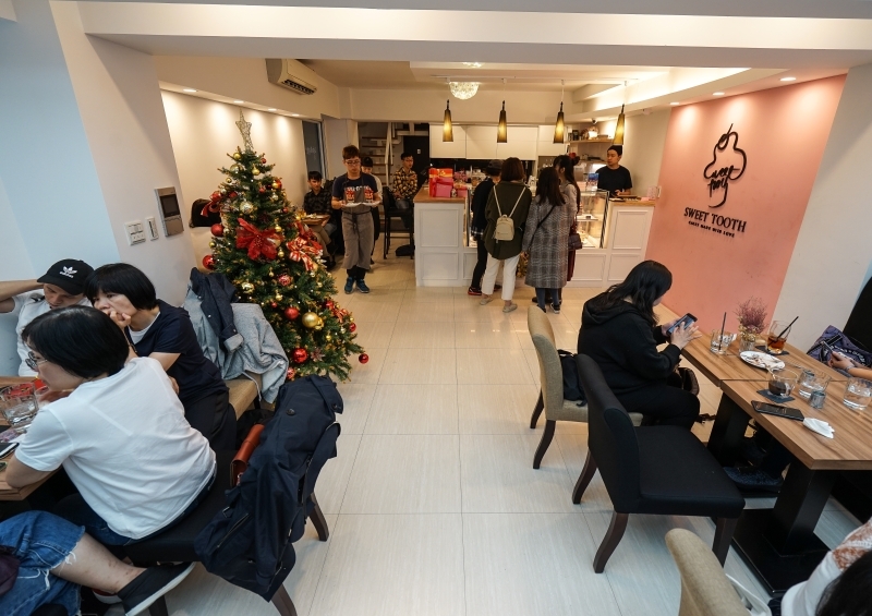 跳躍的宅男 - [信義區甜點推薦]sweet tooth- 豪華草莓杯每日限量12杯 滋味十足可不只草莓  千層蛋糕更是值得吃  國父紀念館捷運甜點 甜牙齒 東區下午茶推薦