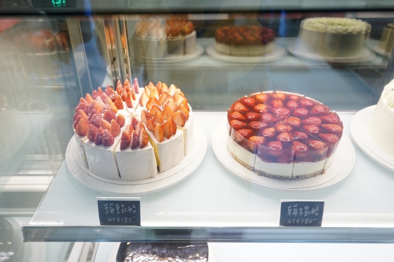 跳躍的宅男 - [信義區甜點推薦]sweet tooth- 豪華草莓杯每日限量12杯 滋味十足可不只草莓  千層蛋糕更是值得吃  國父紀念館捷運甜點 甜牙齒 東區下午茶推薦