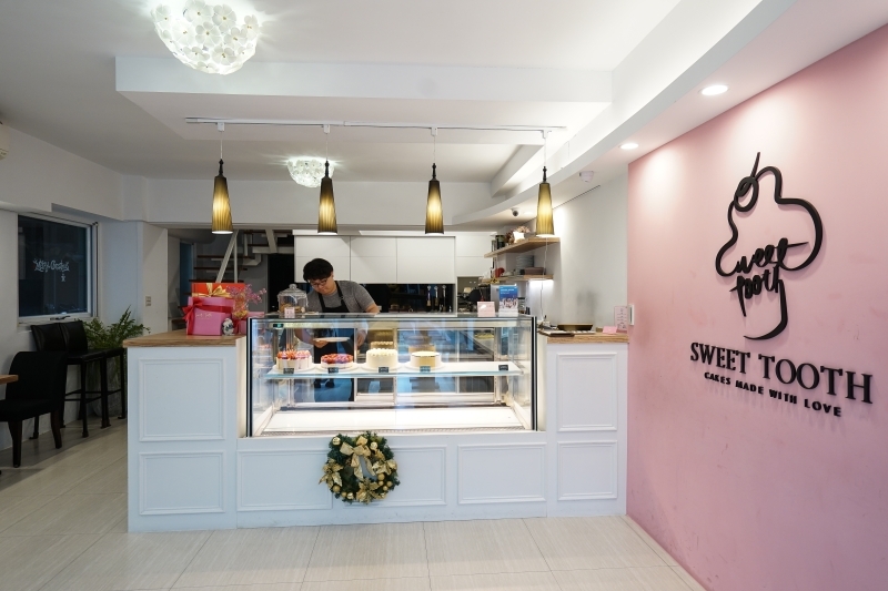 跳躍的宅男 - [信義區甜點推薦]sweet tooth- 豪華草莓杯每日限量12杯 滋味十足可不只草莓  千層蛋糕更是值得吃  國父紀念館捷運甜點 甜牙齒 東區下午茶推薦