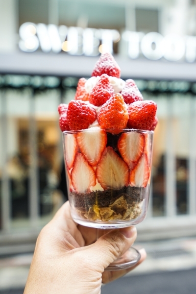 跳躍的宅男 - [信義區甜點推薦]sweet tooth- 豪華草莓杯每日限量12杯 滋味十足可不只草莓  千層蛋糕更是值得吃  國父紀念館捷運甜點 甜牙齒 東區下午茶推薦