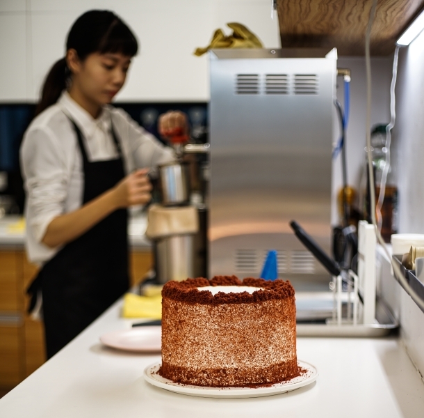 跳躍的宅男 - [信義區甜點推薦]sweet tooth- 豪華草莓杯每日限量12杯 滋味十足可不只草莓  千層蛋糕更是值得吃  國父紀念館捷運甜點 甜牙齒 東區下午茶推薦