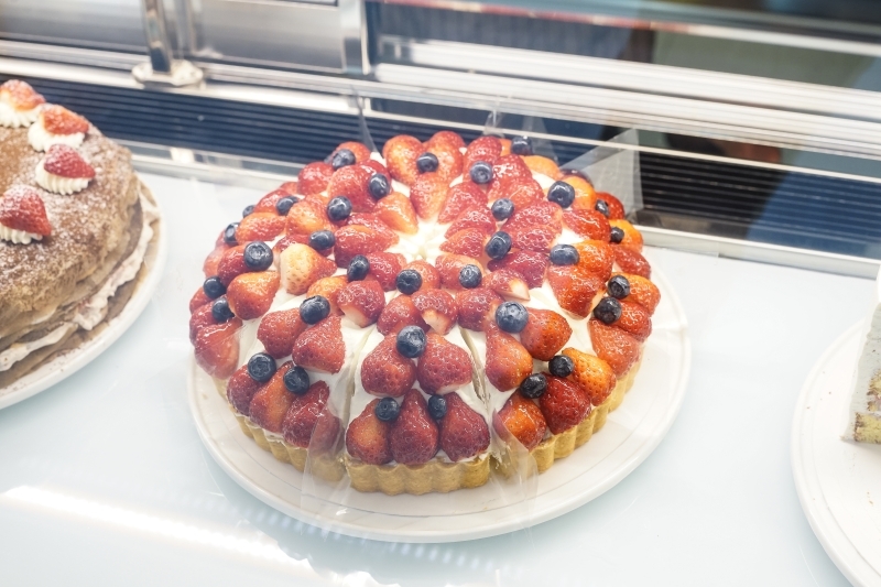 跳躍的宅男 - [信義區甜點推薦]sweet tooth- 豪華草莓杯每日限量12杯 滋味十足可不只草莓  千層蛋糕更是值得吃  國父紀念館捷運甜點 甜牙齒 東區下午茶推薦