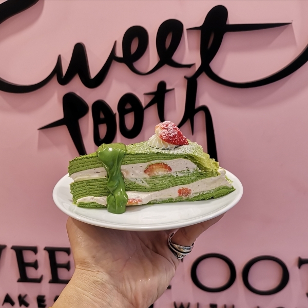 跳躍的宅男 - [信義區甜點推薦]sweet tooth- 豪華草莓杯每日限量12杯 滋味十足可不只草莓  千層蛋糕更是值得吃  國父紀念館捷運甜點 甜牙齒 東區下午茶推薦