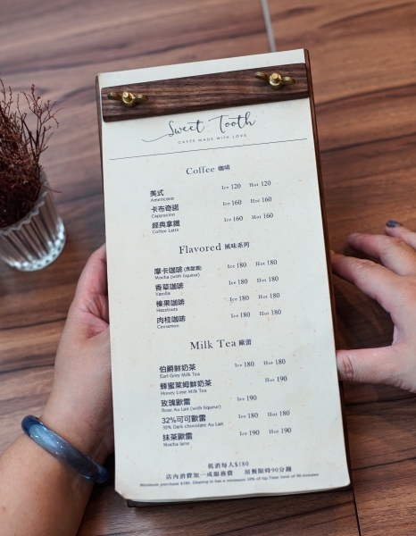 跳躍的宅男 - [信義區甜點推薦]sweet tooth- 豪華草莓杯每日限量12杯 滋味十足可不只草莓  千層蛋糕更是值得吃  國父紀念館捷運甜點 甜牙齒 東區下午茶推薦