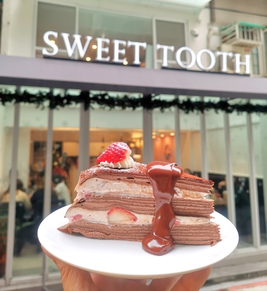 跳躍的宅男 - [信義區甜點推薦]sweet tooth- 豪華草莓杯每日限量12杯 滋味十足可不只草莓  千層蛋糕更是值得吃  國父紀念館捷運甜點 甜牙齒 東區下午茶推薦