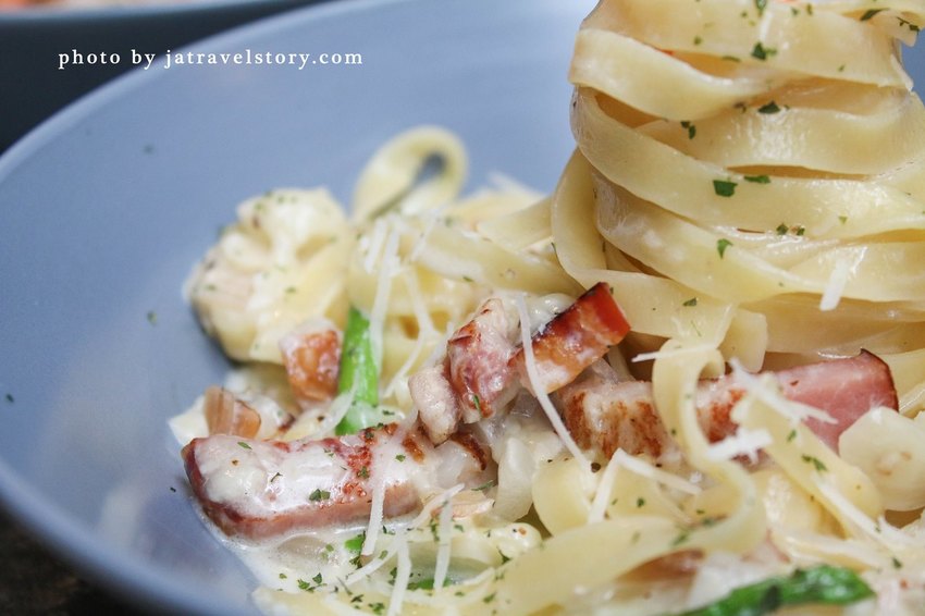 窩巷弄 超邪惡起司雞蛋培根麵!空間寬敞、氛圍安靜舒適【捷運公館】台大公館聚餐餐廳/公館美食推薦/寵物友善餐廳 @J&A的旅行