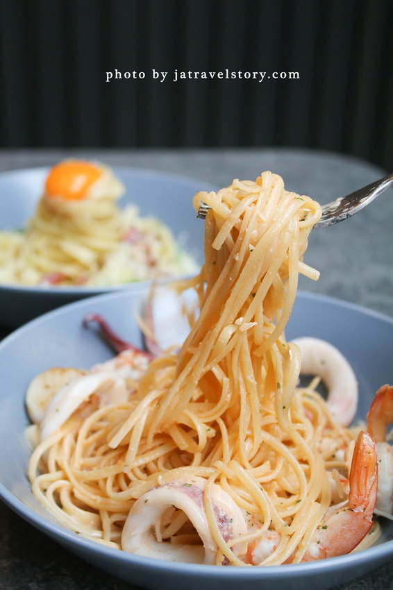 窩巷弄 超邪惡起司雞蛋培根麵!空間寬敞、氛圍安靜舒適【捷運公館】台大公館聚餐餐廳/公館美食推薦/寵物友善餐廳 @J&A的旅行