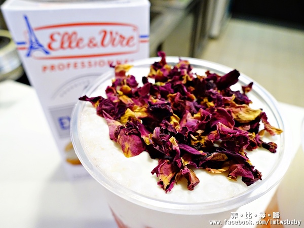 coco都可茶飲(土城立德):COCO都可新品奶霜系列 選用濃得化不開的Elle&Vire法國鐵塔牌鮮奶油作奶霜 七夕限定玫瑰款濃情蜜意上市 讓愛侶當個浪漫法式情人吧! coco都可茶飲(土城立德):COCO都可新品奶霜系列 選用濃得化不開的Elle&Vire法國鐵塔牌鮮奶油作奶霜 七夕限定玫瑰款濃情蜜意上市 讓愛侶當個浪漫法式情人吧!