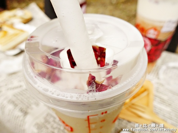 coco都可茶飲(土城立德):COCO都可新品奶霜系列 選用濃得化不開的Elle&Vire法國鐵塔牌鮮奶油作奶霜 七夕限定玫瑰款濃情蜜意上市 讓愛侶當個浪漫法式情人吧! coco都可茶飲(土城立德):COCO都可新品奶霜系列 選用濃得化不開的Elle&Vire法國鐵塔牌鮮奶油作奶霜 七夕限定玫瑰款濃情蜜意上市 讓愛侶當個浪漫法式情人吧!