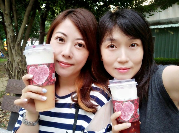 coco都可茶飲(土城立德):COCO都可新品奶霜系列 選用濃得化不開的Elle&Vire法國鐵塔牌鮮奶油作奶霜 七夕限定玫瑰款濃情蜜意上市 讓愛侶當個浪漫法式情人吧! coco都可茶飲(土城立德):COCO都可新品奶霜系列 選用濃得化不開的Elle&Vire法國鐵塔牌鮮奶油作奶霜 七夕限定玫瑰款濃情蜜意上市 讓愛侶當個浪漫法式情人吧!