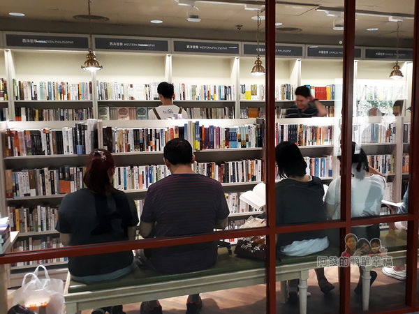 中山地下街10-書店內閱讀人潮