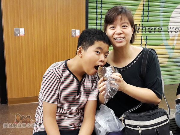 中山地下街29-一旁休憩享用