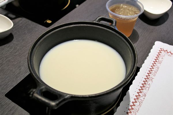 七品鍋物(七品鍋物(板橋店)):【新北市板橋食記】七品鍋物(板橋店)/壽喜燒/燒鍋/冰淇淋自助無限供應~非常適合聚餐的好地方