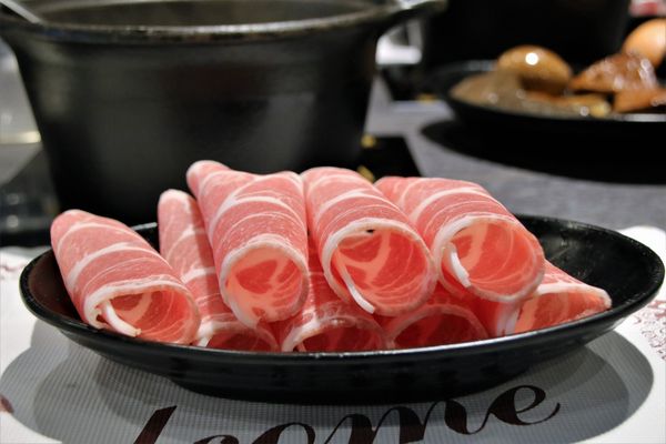 七品鍋物(七品鍋物(板橋店)):【新北市板橋食記】七品鍋物(板橋店)/壽喜燒/燒鍋/冰淇淋自助無限供應~非常適合聚餐的好地方