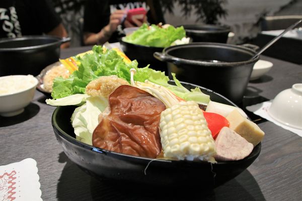 七品鍋物(七品鍋物(板橋店)):【新北市板橋食記】七品鍋物(板橋店)/壽喜燒/燒鍋/冰淇淋自助無限供應~非常適合聚餐的好地方