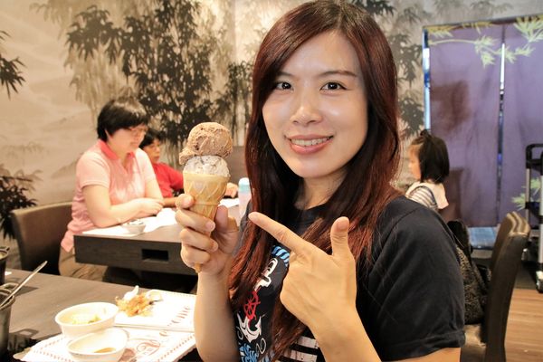 七品鍋物(七品鍋物(板橋店)):【新北市板橋食記】七品鍋物(板橋店)/壽喜燒/燒鍋/冰淇淋自助無限供應~非常適合聚餐的好地方