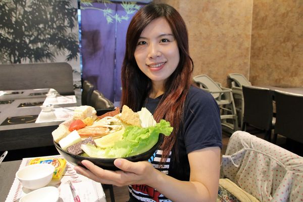 七品鍋物(七品鍋物(板橋店)):【新北市板橋食記】七品鍋物(板橋店)/壽喜燒/燒鍋/冰淇淋自助無限供應~非常適合聚餐的好地方