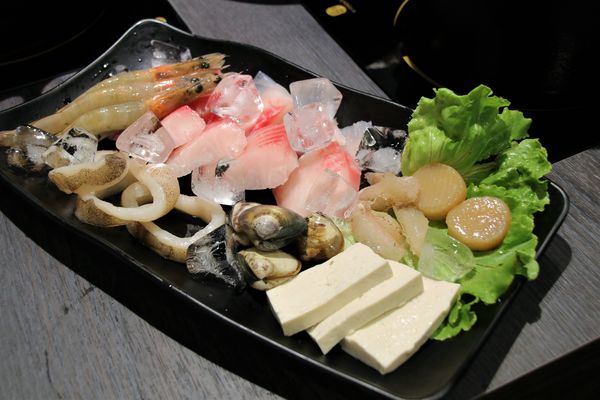 七品鍋物(七品鍋物(板橋店)):【新北市板橋食記】七品鍋物(板橋店)/壽喜燒/燒鍋/冰淇淋自助無限供應~非常適合聚餐的好地方