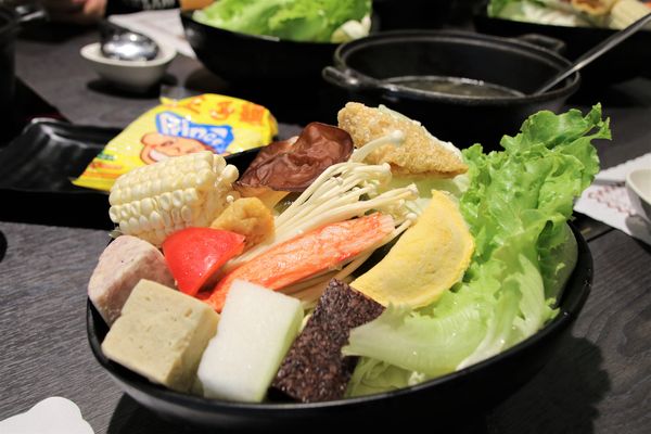 七品鍋物(七品鍋物(板橋店)):【新北市板橋食記】七品鍋物(板橋店)/壽喜燒/燒鍋/冰淇淋自助無限供應~非常適合聚餐的好地方