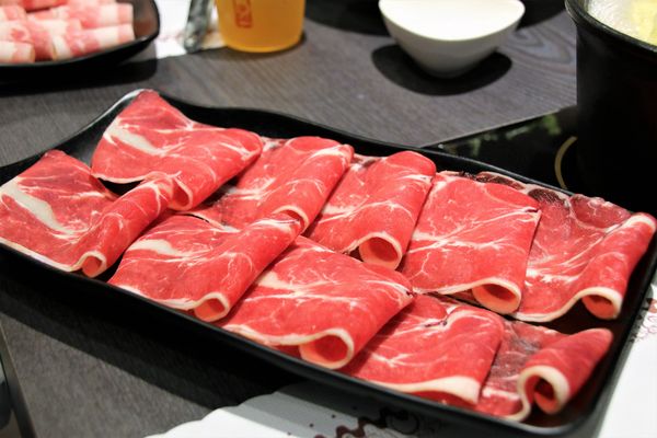 七品鍋物(七品鍋物(板橋店)):【新北市板橋食記】七品鍋物(板橋店)/壽喜燒/燒鍋/冰淇淋自助無限供應~非常適合聚餐的好地方