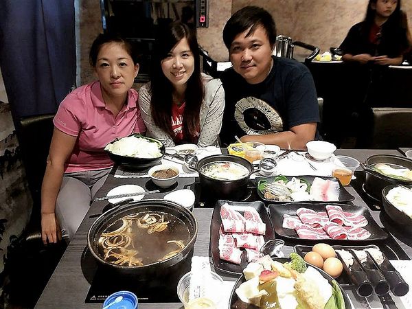 七品鍋物(七品鍋物(板橋店)):【新北市板橋食記】七品鍋物(板橋店)/壽喜燒/燒鍋/冰淇淋自助無限供應~非常適合聚餐的好地方