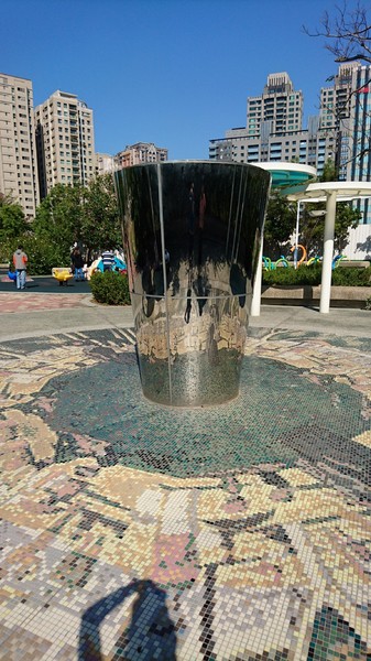 秀拉兒童遊戲場(鉛筆公園)：高雄~秀拉兒童遊戲場~鉛筆公園~大型繽粉鉛筆充滿童趣~遛小孩的好地方~