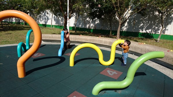 秀拉兒童遊戲場(鉛筆公園)：高雄~秀拉兒童遊戲場~鉛筆公園~大型繽粉鉛筆充滿童趣~遛小孩的好地方~