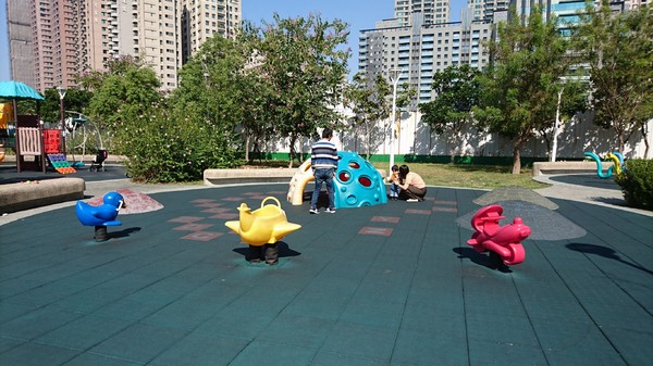 秀拉兒童遊戲場(鉛筆公園)：高雄~秀拉兒童遊戲場~鉛筆公園~大型繽粉鉛筆充滿童趣~遛小孩的好地方~