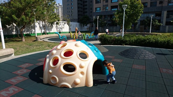 秀拉兒童遊戲場(鉛筆公園)：高雄~秀拉兒童遊戲場~鉛筆公園~大型繽粉鉛筆充滿童趣~遛小孩的好地方~