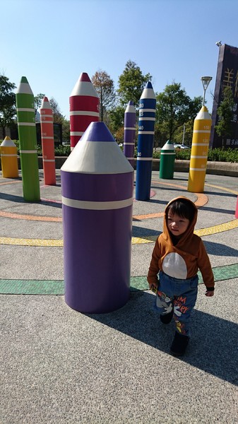 秀拉兒童遊戲場(鉛筆公園)：高雄~秀拉兒童遊戲場~鉛筆公園~大型繽粉鉛筆充滿童趣~遛小孩的好地方~