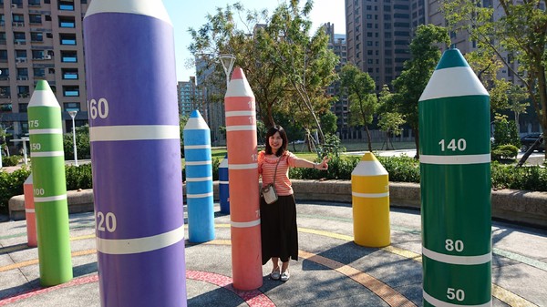 秀拉兒童遊戲場(鉛筆公園)：高雄~秀拉兒童遊戲場~鉛筆公園~大型繽粉鉛筆充滿童趣~遛小孩的好地方~