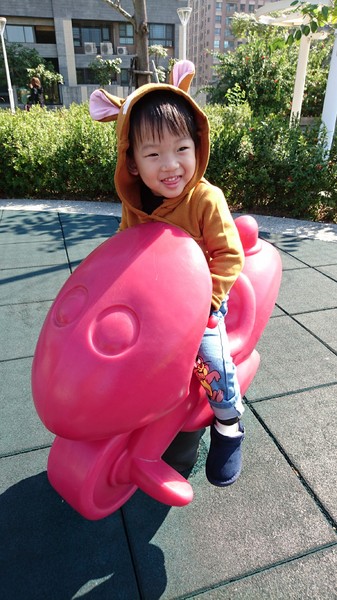 秀拉兒童遊戲場(鉛筆公園)：高雄~秀拉兒童遊戲場~鉛筆公園~大型繽粉鉛筆充滿童趣~遛小孩的好地方~