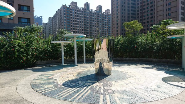 秀拉兒童遊戲場(鉛筆公園)：高雄~秀拉兒童遊戲場~鉛筆公園~大型繽粉鉛筆充滿童趣~遛小孩的好地方~