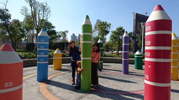 秀拉兒童遊戲場(鉛筆公園)：高雄~秀拉兒童遊戲場~鉛筆公園~大型繽粉鉛筆充滿童趣~遛小孩的好地方~