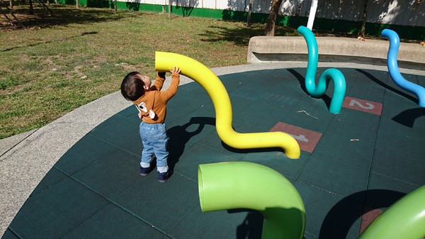秀拉兒童遊戲場(鉛筆公園)：高雄~秀拉兒童遊戲場~鉛筆公園~大型繽粉鉛筆充滿童趣~遛小孩的好地方~