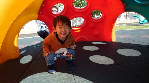 秀拉兒童遊戲場(鉛筆公園)：高雄~秀拉兒童遊戲場~鉛筆公園~大型繽粉鉛筆充滿童趣~遛小孩的好地方~