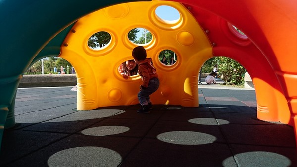 秀拉兒童遊戲場(鉛筆公園)：高雄~秀拉兒童遊戲場~鉛筆公園~大型繽粉鉛筆充滿童趣~遛小孩的好地方~