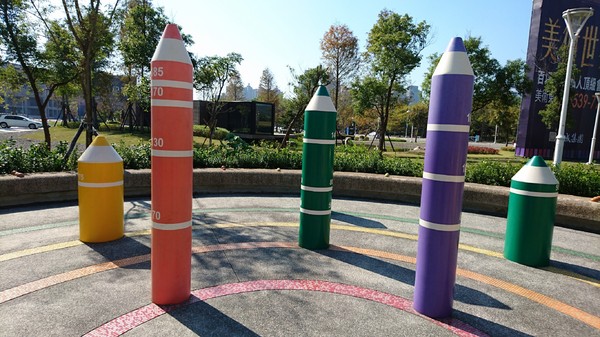 秀拉兒童遊戲場(鉛筆公園)：高雄~秀拉兒童遊戲場~鉛筆公園~大型繽粉鉛筆充滿童趣~遛小孩的好地方~