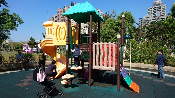 秀拉兒童遊戲場(鉛筆公園)：高雄~秀拉兒童遊戲場~鉛筆公園~大型繽粉鉛筆充滿童趣~遛小孩的好地方~