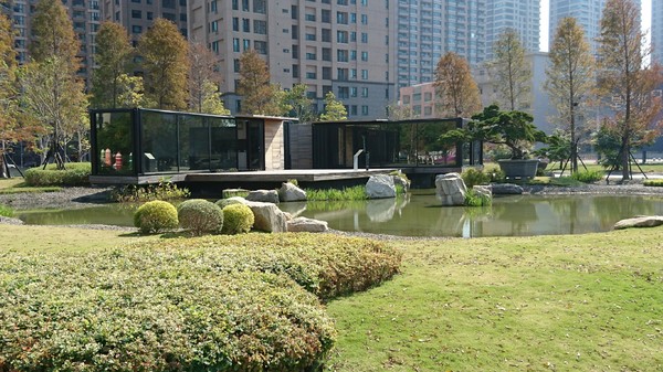秀拉兒童遊戲場(鉛筆公園)：高雄~秀拉兒童遊戲場~鉛筆公園~大型繽粉鉛筆充滿童趣~遛小孩的好地方~