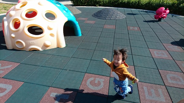 秀拉兒童遊戲場(鉛筆公園)：高雄~秀拉兒童遊戲場~鉛筆公園~大型繽粉鉛筆充滿童趣~遛小孩的好地方~