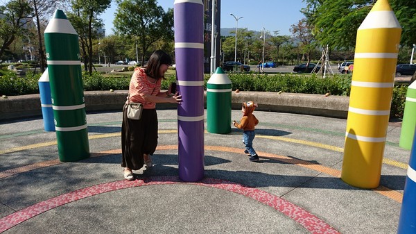 秀拉兒童遊戲場(鉛筆公園)：高雄~秀拉兒童遊戲場~鉛筆公園~大型繽粉鉛筆充滿童趣~遛小孩的好地方~